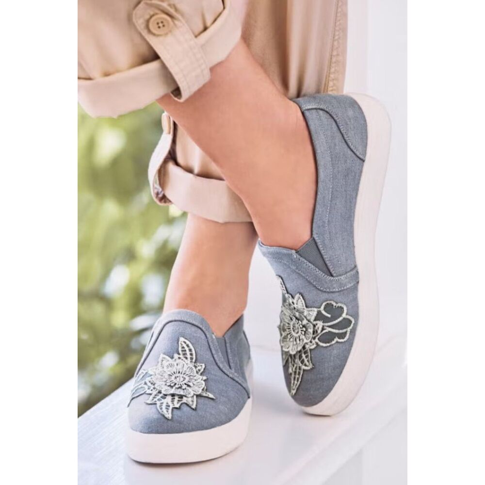 COMFORTVIEW Womens Sz 10 Blue Denim Slip On SKLYA Embroidered Athletic Shoes NEW